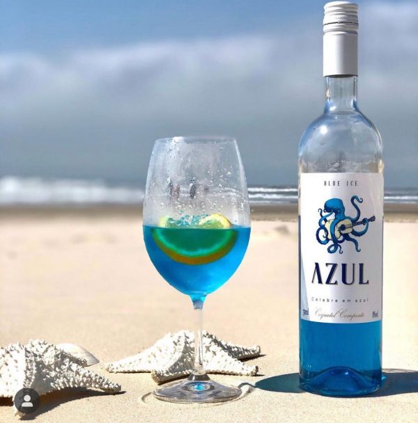 Azul Ice é extremamente aromático, demi-sec e produzido com uva Moscato, da mesma forma que os vinhos brancos, porém com adição de corante azul.