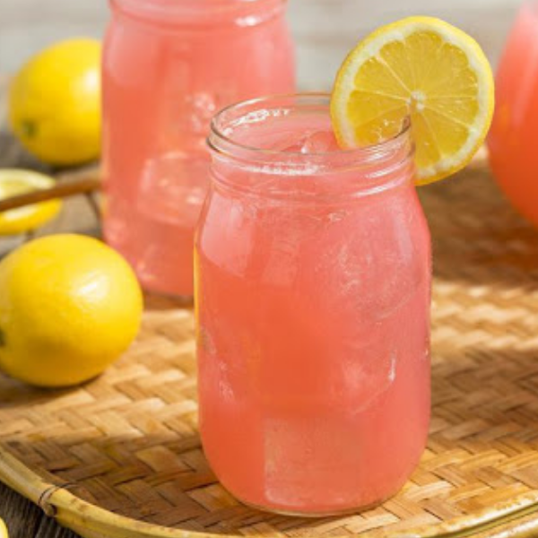 Pink lemonade preparada com xarope de cranberry 1883